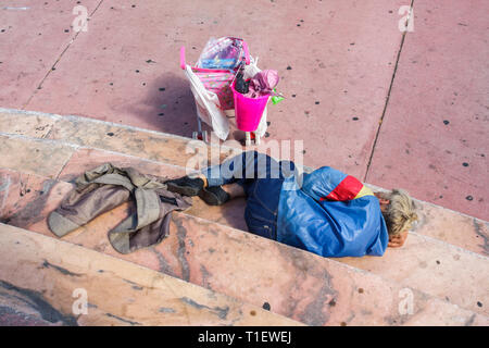 Miami Beach, Florida, Washington Avenue, US-Post, Marmortreppen, Frauen, Senioren, Bürger, Obdachlose, schlafend, rosa Kinderwagen, p Stockfoto