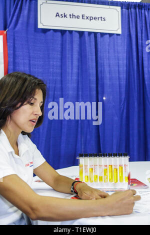 Miami Florida, James L. Knight Center, Zentrum, Frauen, Frauen, Männer Herz Gesundheitsmesse, Schwester-Schwester-Stiftung, Gesundheit, Prävention, hispanische Frau femal Stockfoto