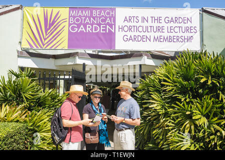 Miami Beach Florida, Botanischer Garten, Gartenarbeit, Pflanzen, Gartenbau, Eingang, Vorderseite, Frau weibliche Frauen, Mann Männer männlich, Gruppe, Banner, Vortrag, Laub, FL09030 Stockfoto