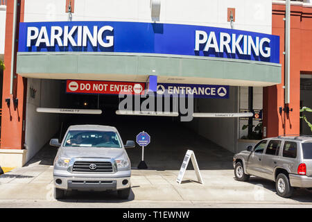 Miami Florida, Geschäfte in Midtown, Parkplatz, Garage, Eingang, Eingang, Eingang, Ausfahrt, SUV, Fahrzeug, Schild, FL090308054 Stockfoto