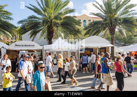 Miami Florida, Coral Gables, Coral Way, Miracle Mile, Karneval, Karneval auf der Meile, Straßenmesse, Festival, Hispanic Black, Zelt, Verkäufer, Stände b Stockfoto