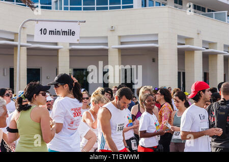 Miami Beach Florida, Ocean Drive, South Pointe 5K Run, Benefit, Charity, Läufer, Rennen, Wettkampf, Startlinie, Frau weibliche Frauen, Mann Männer männlich, multiethnisch, BL Stockfoto