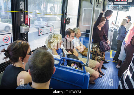Miami Beach Florida, Metrobus, South Beach Lokal, Bus, Bus, Erwachsene Erwachsene Frau Frauen Dame, Mann Männer männlich, Senioren, sitzend, stehend, Sitze, Publi Stockfoto