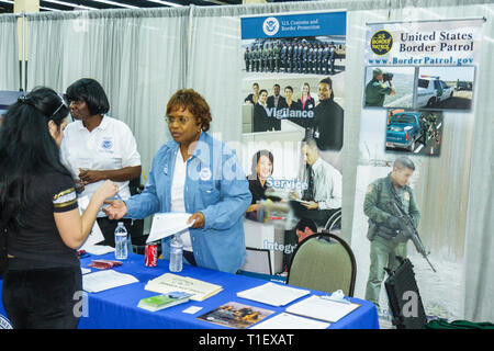 Miami Florida,Karriere,Jobmesse,Karriere,Beschäftigung,arbeitslos,Arbeitgeber,Rekrutierung,Einstellung,Wirtschaftskrise,Stand,Stand,United States Border Patrol,Einwanderung Stockfoto