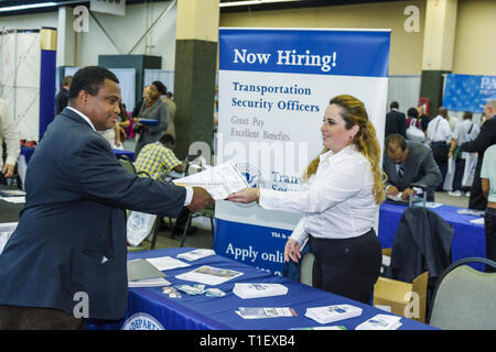 Miami Florida,Karriere,Jobmesse,Karriere,Beschäftigung,arbeitslos,Arbeitgeber,Rekrutierung,Wirtschaftskrise,Stand,Stand,Black wan,Frau weibliche Frauen,Poster,Broschüre b Stockfoto