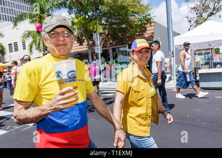 Miami Florida, Little Havana, Calle Ocho, Veranstaltung, Festival, Straßenmesse, Hispanic Latino ethnische Einwanderer Minderheit, Erwachsene Erwachsene Männer Männer männlich Stockfoto