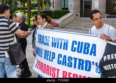 Miami Florida, Chopin Plaza, Intercontinental, Hotel Hotels Unterkunft Inn Motels, Cuba Trade Expo Konferenz, Handelsembargo, Protest, Banner, Exilpersonen, Hispa Stockfoto