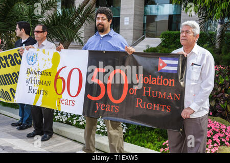 Miami Florida,Chopin Plaza,Intercontinental,Hotel,Cuba Trade Expo Konferenz,Handelsembargo,Protest,Banner,Exilanten,Hispanic Kubaner,männliche Männer,Gegner,ca. Stockfoto