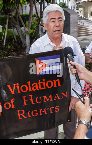 Miami Florida,Chopin Plaza,Intercontinental,Hotel,Cuba Trade Expo Konferenz,Handelsembargo,Protest,Banner,Exilanten,Hispanic Kubaner,männliche Männer,Gegner,ca. Stockfoto