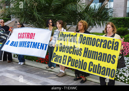 Miami Florida, Chopin Plaza, Intercontinental, Hotel Hotels Unterkunft Inn Motels, Cuba Trade Expo Konferenz, Handelsembargo, Protest, Banner, Exilpersonen, Hispa Stockfoto