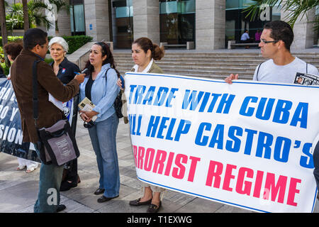 Miami Florida, Chopin Plaza, Intercontinental, Hotel, Cuba Trade Expo Conference, Handelsembargo, Protest, Banner, Exilanten, Hispanic Cuban, weibliche Frauen, Mann Stockfoto