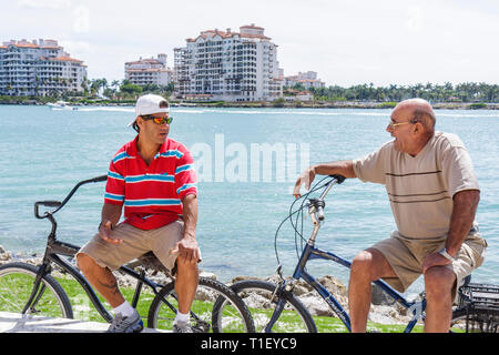 Miami Beach Florida, South Pointe Park, Point, Government Cut, Schifffahrtskanal, Steg, Wellenbrecher, Blick auf Fisher Island, Hispanic Latin Latino ethnische Einwanderer Stockfoto