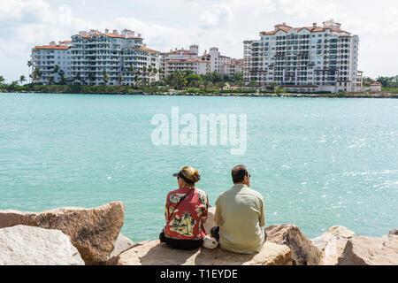 Miami Beach Florida, South Pointe Park, Point, Mann Männer männlich, Frau weibliche Frauen, Paar, Steg, Wellenbrecher, Regierung geschnitten, Schifffahrtskanal, am Wasser, Fisher Stockfoto