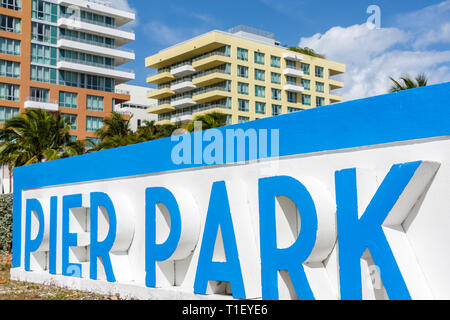 Miami Beach, Florida, Ocean Drive, Schild, Pier Park, Beton, Buchstaben, blau, weiß, Hilton Bentley South Beach, Luxus, Hotel, Gebäude, Hochhaus-Wolkenkratzer Stockfoto