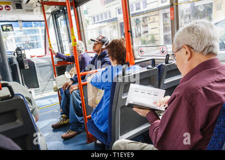 Miami Beach Florida, Metrobus, South Beach Lokal, öffentlicher Nahverkehr, Nahverkehr, Fahrgäste Fahrgäste Reiter, Erwachsene Erwachsene Erwachsene Mann Männer, Frau wo Stockfoto