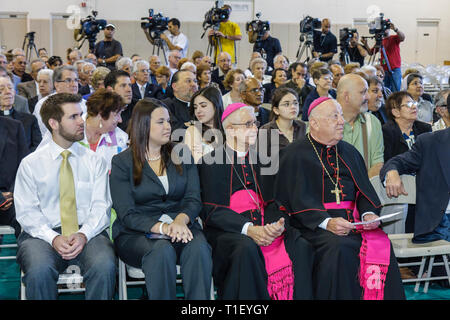 Miami Florida, Coconut Grove, LaSalle Catholic High School, Straßenbenennungszeremonie, Hochwürden Augustin Roman Way, Erzbischof Favalora, Katholik, Priester, d Stockfoto