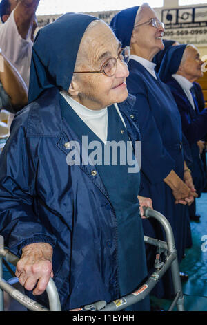 Miami Florida, Coconut Grove, LaSalle Catholic High School, Straßenbenennungszeremonie, der meisten Reverend Augustin Roman Way, hispanische Frauen, Nonne, walke Stockfoto