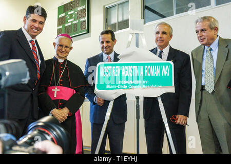 Miami Florida, Coconut Grove, LaSalle Catholic High School, Straßenbenennungszeremonie, die meisten Reverend Augustin Roman Way, hispanische Männer männlich, Würdenträger, Mai Stockfoto