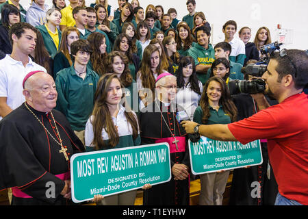 Miami Florida, Coconut Grove, LaSalle Catholic High School, Straßenbenennungszeremonie, Hochwürden Augustin Roman Way, Erzbischof Favalora, Katholik, Priester, H Stockfoto