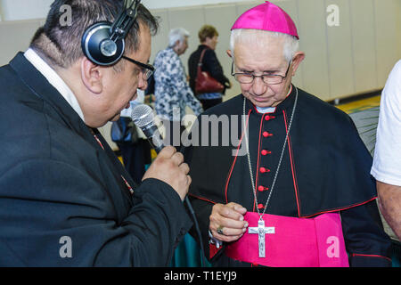 Miami Florida, Coconut Grove, LaSalle Catholic High School, Straßenbenennungszeremonie, die meisten Reverend Augustin Roman Way, hispanische Männer männlich, Journalist, Repo Stockfoto