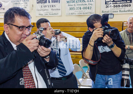 Miami Florida, Coconut Grove, LaSalle Catholic High School, Straßenbenennungszeremonie, die meisten Reverend Augustin Roman Way, Fotograf, Kamera, digital, Medien, his Stockfoto