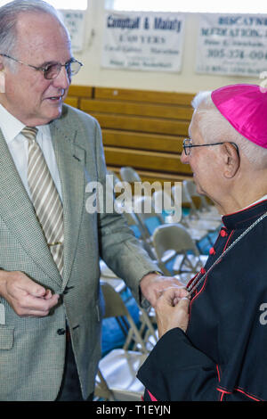 Miami Florida, Coconut Grove, LaSalle Catholic High School, Straßenbenennungszeremonie, die meisten Reverend Augustin Roman Way, hispanische Männer männlich, ältere Senioren Stockfoto