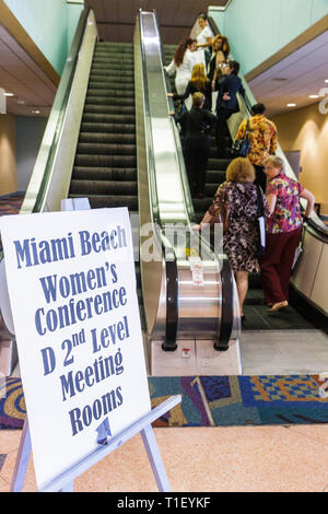 Miami Beach Florida, Miami Beach Convention Center, Frauen-, Frauen-, Männerkonferenz, Seminar, Tagung, Schild, Staffelei, Rolltreppe, Aufstieg, Richtung, Information Stockfoto