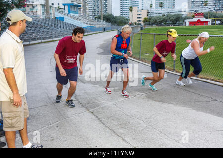 Miami Beach Florida, Flamingo Park, Duathlon, Schwimmen, Erwachsene Erwachsene Männer Männer Männer, Frau Frauen weibliche Dame, Athlet, Startlinie, Sport, Fitness, Rennen, Wettbewerb Stockfoto
