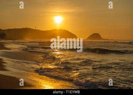 Zipolite Strand bei Sonnenaufgang, Pazifikküste von Mexiko Stockfoto