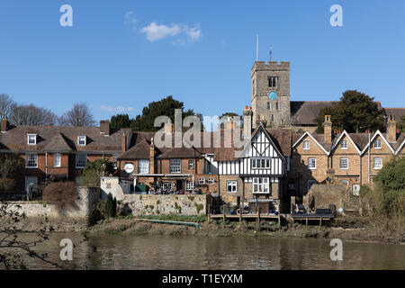 AYLESFORD, Kent/UK - MÄRZ 24: Blick auf das chequers Public House und St. Peter's Kirche in Aylesford am 24. März 2019. Nicht identifizierte Personen Stockfoto