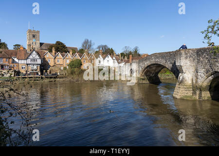 AYLESFORD, Kent/UK - MÄRZ 24: Blick aus dem 14. Jahrhundert Brücke und St. Peter's Kirche in Aylesford am 24. März 2019. Zwei nicht identifizierte Personen Stockfoto