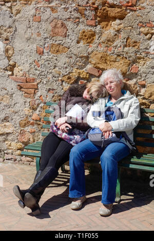 PIENZA, Toskana/Italien - 19. Mai: Es ist harte Arbeit, ein Tourist in Pienza in der Toskana am 19. Mai 2013. Zwei nicht identifizierte Personen Stockfoto