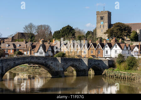 AYLESFORD, Kent/UK - MÄRZ 24: Blick aus dem 14. Jahrhundert Brücke und St. Peter's Kirche in Aylesford am 24. März 2019 Stockfoto