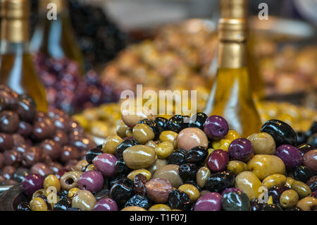 Orientalische Street Market. Große Stapel von anderen Farbe Oliven und Olivenöl. Stockfoto