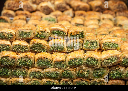 Türkische Süßspeise Baklava in orientalischen Straße Markt Stockfoto