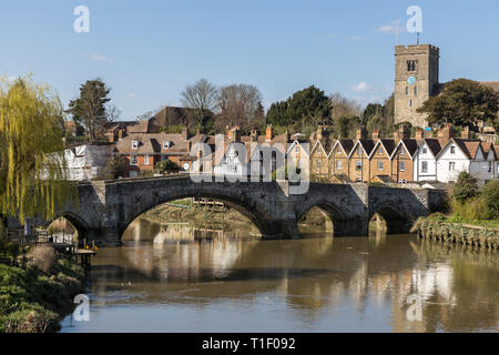 AYLESFORD, Kent/UK - MÄRZ 24: Blick aus dem 14. Jahrhundert Brücke und St. Peter's Kirche in Aylesford am 24. März 2019 Stockfoto