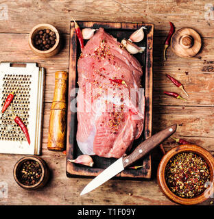 Frisches Fleisch auf Holztisch. rohes Rindfleisch auf einem Schneidebrett. Lebensmittelzubereitung. Stockfoto