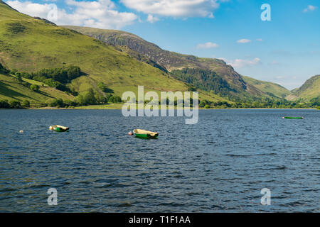 Boote auf der Tal-y-Llyn im Süden von Snowdonia, Gwynedd, Wales, UK - mit Cadair Idris im Hintergrund Stockfoto