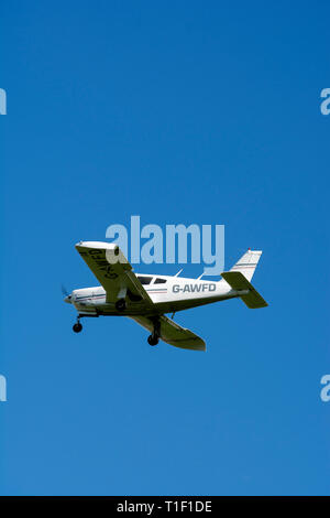 Piper PA-28 R-180 Cherokee Pfeil (G-AWFD) am Flugplatz Wellesbourne, Warwickshire, Großbritannien Stockfoto