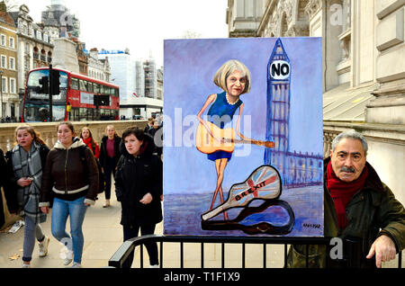 Kaya Mar-türkischen politischen Karikaturisten - außerhalb der Downing Street mit seiner neuen Brexit Malerei von PM Theresa May 13. März 2019 Stockfoto