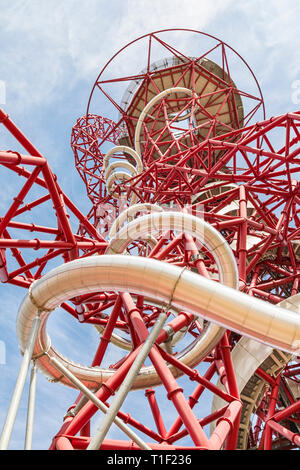Arcelormittal orbit Turm und schieben Sie im Queen Elizabeth Olympic Park. Stockfoto