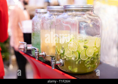 Natürliche Limonade mit Früchten in der grossen Flasche Stockfoto