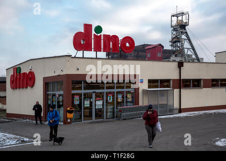 28.02.2018, Bytom, Schlesien, Polen - Dino Supermarkt, hinter den Förderturm der Zeche. 00 A 180228 D 299 CAROEX.JPG [MODEL RELEASE: NEIN PROPERTY RE Stockfoto