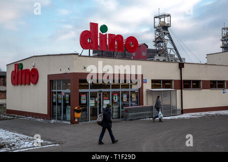 28.02.2018, Bytom, Schlesien, Polen - Dino Supermarkt, hinter den Förderturm der Zeche. 00 A 180228 D302 CAROEX.JPG [MODEL RELEASE: NEIN PROPERTY RE Stockfoto