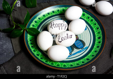 Frohe Ostern Hinweis auf den Eiern geschrieben für religiöser Feiertag Stockfoto