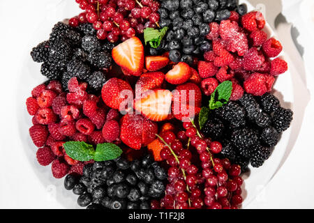 Mit Beeren auf dem Tisch im Restaurant Platte Stockfoto