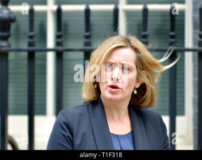 Amber Rudd MP (Con: Hastings und Roggen) Minister für Arbeit und Renten, Downing Street nach einer Kabinettssitzung, London, UK, 25.03.201 Stockfoto