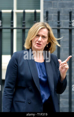 Amber Rudd MP (Con: Hastings und Roggen) Minister für Arbeit und Renten, Downing Street nach einer Kabinettssitzung, London, UK, 25.03.201 Stockfoto