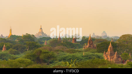 Atemberaubende Aussicht auf die schöne Bagan antike Stadt (ehemals Heidnischen) während des Sonnenuntergangs. Die Bagan archäologische Zone ist ein Hauptanziehungspunkt in Myanmar. Stockfoto