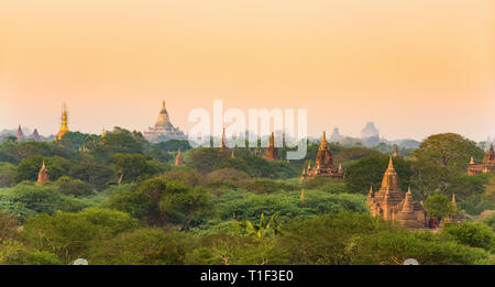 Atemberaubende Aussicht auf die schöne Bagan antike Stadt (ehemals Heidnischen) während des Sonnenuntergangs. Die Bagan archäologische Zone ist ein Hauptanziehungspunkt in Myanmar. Stockfoto